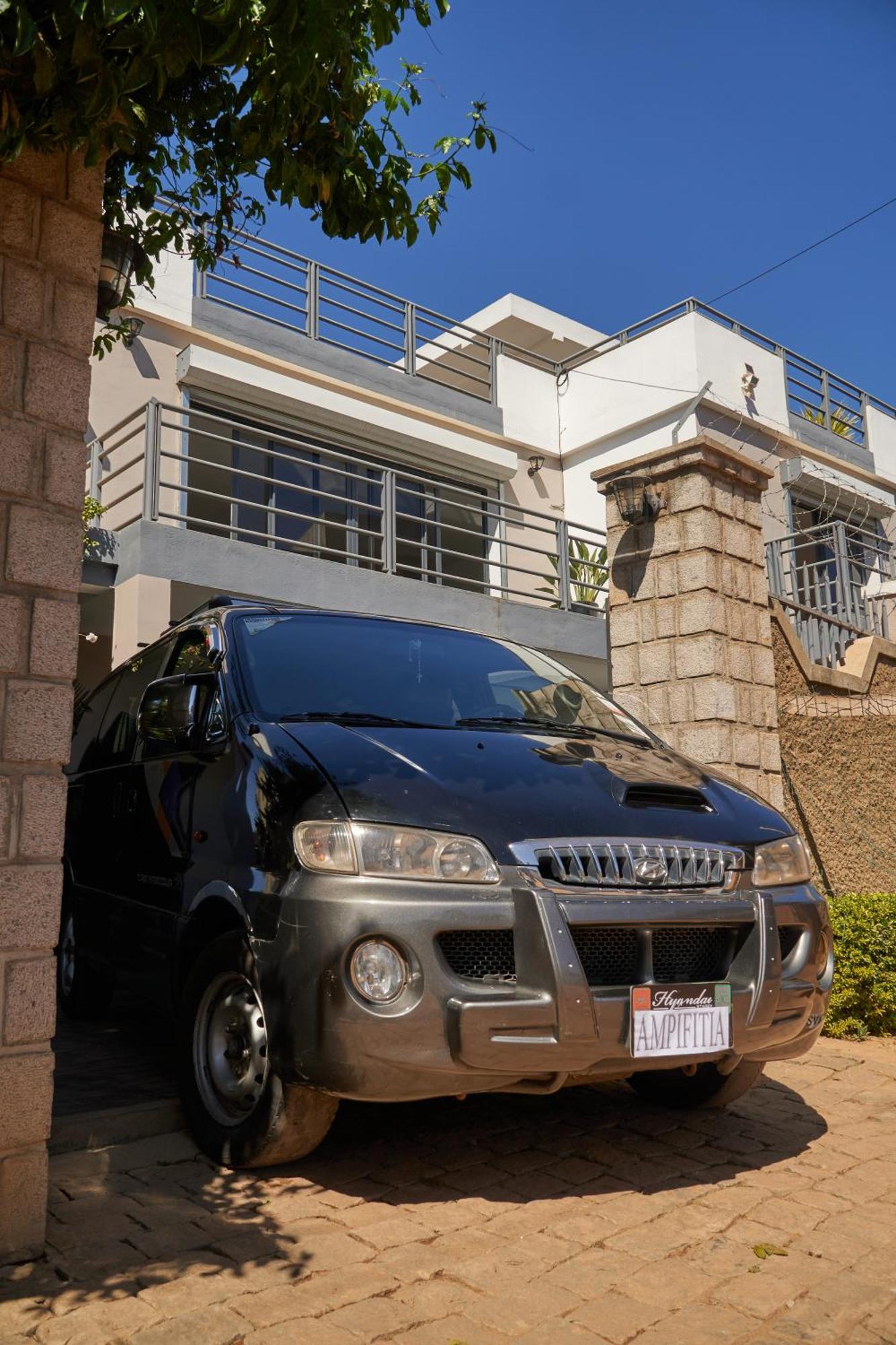 Ampifitia Guest House Antananarivo Esterno foto